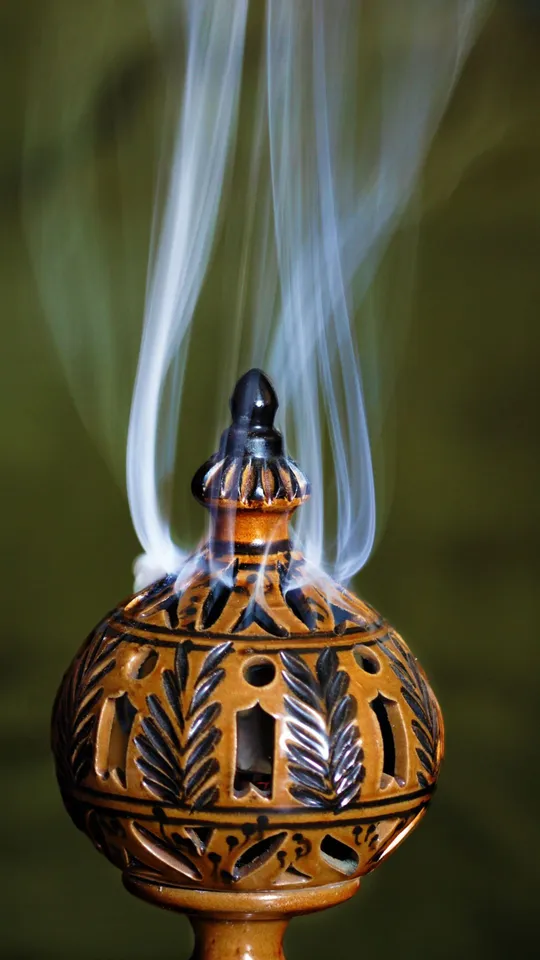 Turibolo per incenso dal quale esce fumo